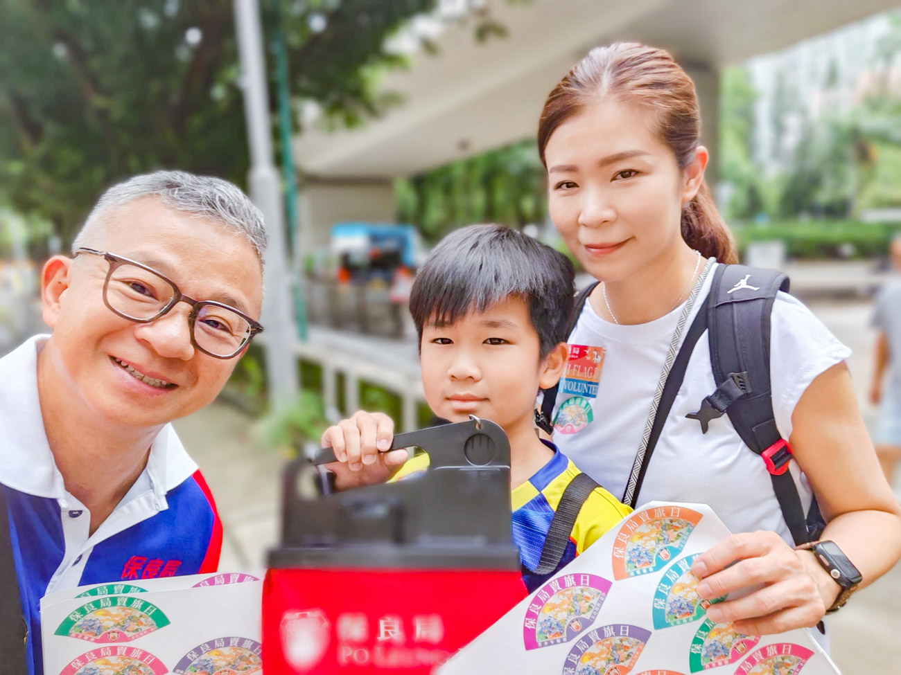 保良局劉副行政總監替本校馮同學買旗。